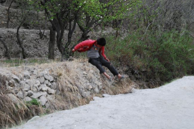 我々をずっと注視してうろうろしていた少年がいましたが、ふと見ると斜面を勢いををつけて走り降り、幅3〜4メートルくらいはあろうかという水路を華麗にジャンプ！<br /><br />あまりに突然の事だったので、私を含めた全員が目撃はしたもののシャッターチャンスを逃していたのですが、それを見たモモさんがアンコールの無茶ぶりをしたようで(笑)、もう1回飛んでくれました。<br /><br /><br />ただ、前触れがなかったので、今回もカメラに収められたのは自分だけっぽいw<br /><br />飛んだあと、少年が若干足を痛そうにしていたのが気がかりです。まあ若いからすぐ直るとは思うんですが。