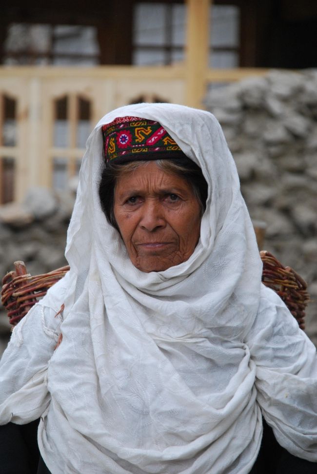 背中に大きなかごを背負って農作業に向かう年配の女性。<br />作業のためにほっかむりをしていますが、その下は帽子含めた伝統的な装束だそうです。<br /><br />これぞ写真集に出てきそうな表情！