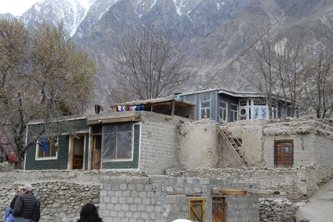 歩いて見てきた中では比較的豪華だと感じた邸宅。<br />上のほうの丸い窓にインテリの空気が漂います(笑)。<br /><br />とはいえ、構造は古い石やレンガのままなので、冬の寒さをしのぐのはかなり大変そうに思えますが...