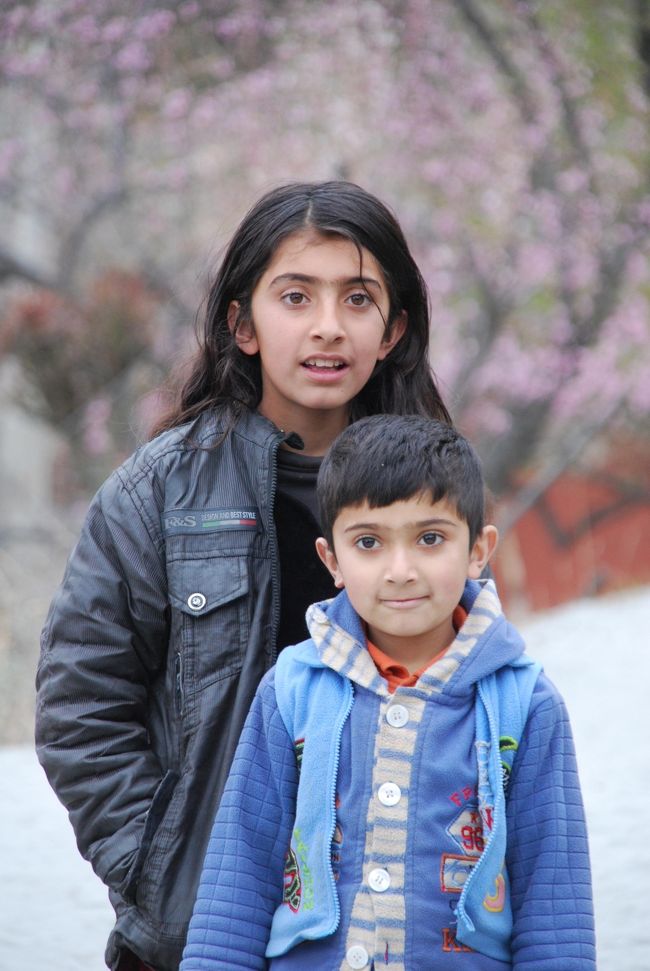 これぞ写真集に出てきそうな構図と表情！<br />(今日2回目)<br /><br />あまりに多くのカメラが並ぶので、子どもたちもどこを見てよいかわからないようですw