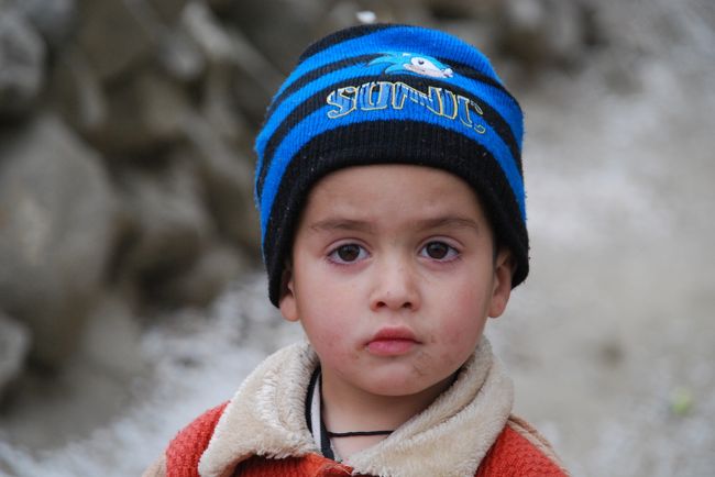 ピュアな視線を投げかけてくる少年。<br /><br />都会では味わう事の出来ない距離感です。