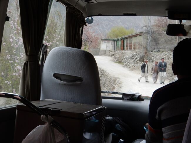 ほんの1分も走ると、カリマバードの谷はポプラ並木の陰に隠れてしまいました。<br /><br />最後の瞬間までフンザの魅力にダイレクトに触れていただけに、そのあっけないお別れが強い寂寥感を呼び起こします。<br />車内の空気もどことなく静かで寂しげ。<br /><br /><br />そんな思いで外をボーっと見ていましたが、何だか道の向こうから人が歩いてくるわ歩いてくるわ。<br />何かイベントでもあんの？という感じ。<br /><br /><br />これ、モモさんによると「近くで亡くなった人がいたので、そのお悔やみの列」とのこと。<br /><br />この地方では、誰かが亡くなると6日間喪に服し、その間は近所の人が次々と食べ物を持ち寄る習慣があるそうです。<br />まあ、こういう地域だとほとんどすべて顔見知りでしょうし、これだけ人が多いのも納得がいきます。<br /><br /><br />途中、あまりに弔問の人と車(停める場所がないので路駐していてバスが通れない)で立ち往生したりしましたが、無事にこの列も通過。<br /><br />徐々に下りながら、このあとはカラコルムハイウェイへと合流していきます。<br /><br /><br />7日目後半へ続く↓<br />https://4travel.jp/travelogue/11124246