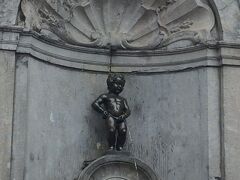 グランプラス周辺のお店は当然小便小僧祭り。どこもかしこも観光客。
このお店も人だかり…と思ったら、ホ・ン・モ・ノのおもてなし。
お洋服はいつ着るのかな。寒そう。