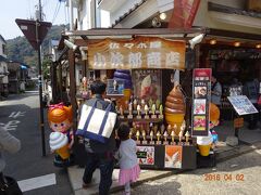 隣は佐々木屋小次郎商店。こちらのほうが本格的なソフトクリーム屋さんだそうです。隣のむさしは噂によるといつからか名前を変え対抗してきたとのことです。