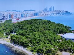 トンベッコンウォン(冬柏公園)全景です。

海雲台ビーチ西端とマリーナシティの間に位置する半島状の公園です。
この公園を散策して‥