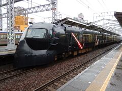 朝から雨だったが、新今宮駅でスターウォーズ仕様のラピートに遭遇。
正面はどう見てもダースベイダーである。