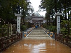 千手院橋から徒歩10分で金剛峯寺に到着。
雨のせいもあって参拝者は少ない。