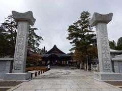 金剛峯寺から徒歩5分、大師教会。
今回はこちらでお授戒を受けた。
お授戒とはろうそくの明かりだけの堂内で阿闍梨様から法話をいただく儀式。
暗いので御尊顔を拝見することはできないが、最後に菩薩戒牒の御印を直接手渡しで頂いた。
時間は約40分間で、その間お堂に出入りすることはできない。
館内の授与所にて納経印を頂ける。

外に出ると雨はやんでいた。