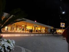 そして、着いてしまいました。。
ふたたびのベナジル・ブット国際空港。

撮影禁止なので、遠目から撮ります。(なんか矛盾しているw)

