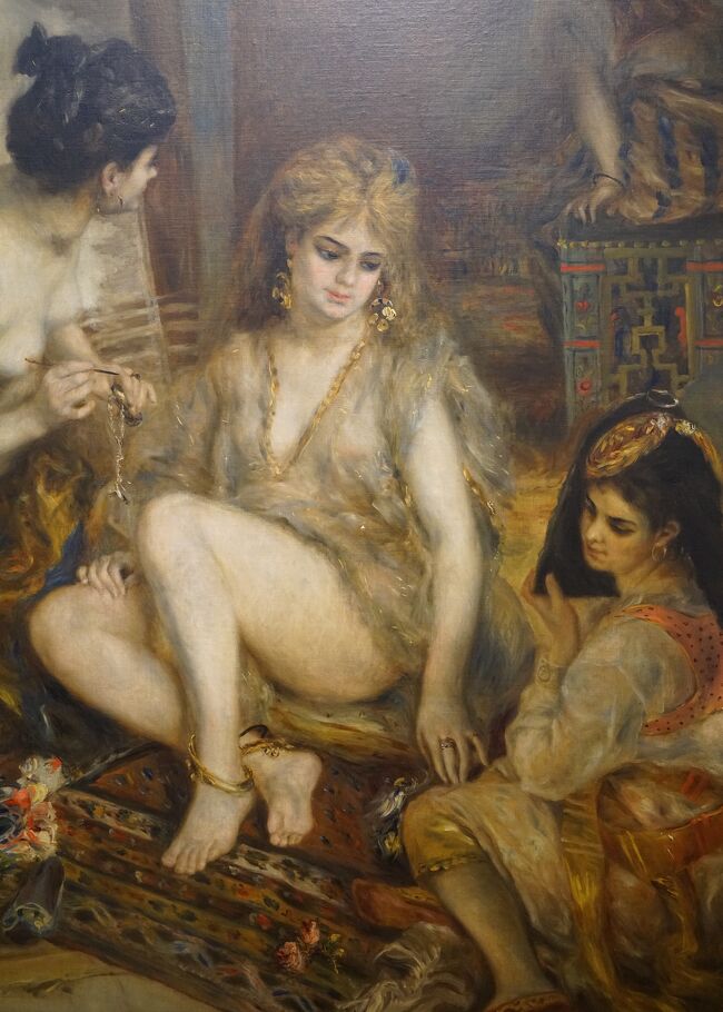 「アルジェリア風のパリの女たち（ハーレム）」（部分拡大）<br />ハーレム（イスラム文化圏における後宮）の官能的な女たちが描かれているように見えますが、ここはパリの一室です。当時、ルノワールはイスラム文化に彩られた北アフリカを訪れてはいませんでしたが、ドラクロワの《アルジェの女たち》などを下敷きにして、きらびやかな衣服を纏ったパリの女たちのまわりに装飾豊かな絨毯や家具を配し、東方趣味を存分に表現しています。ルノワール特有の豊かな色彩と筆遣いがすでに見られます。