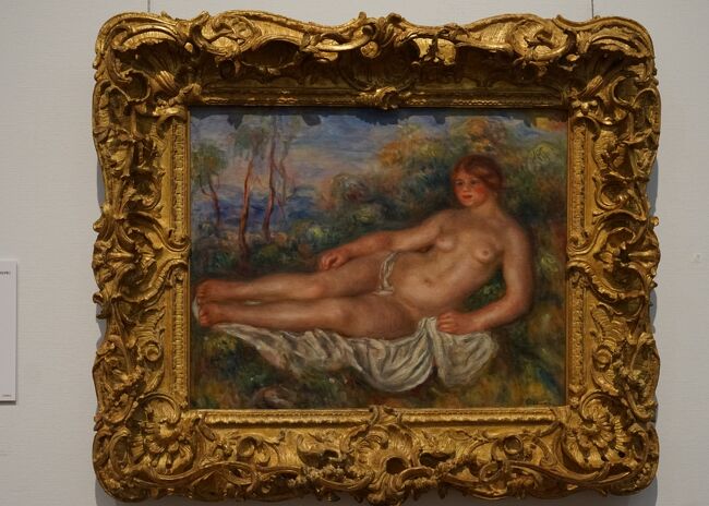 ピエール=オーギュスト・ルノワール「横たわる浴女」1906年<br />1880年代の後半に輪郭線への強い興味を示したルノワールの画風は、筆触と色彩による存在感のあるフォルムの探求へと変化していきます。風景の中の裸婦は、その時期のルノワールが最も好んで扱った主題のひとつです。この横たわる裸婦は、女神ヴィーナスや森のニンフといった神話画のイメージを彷彿とさせます。