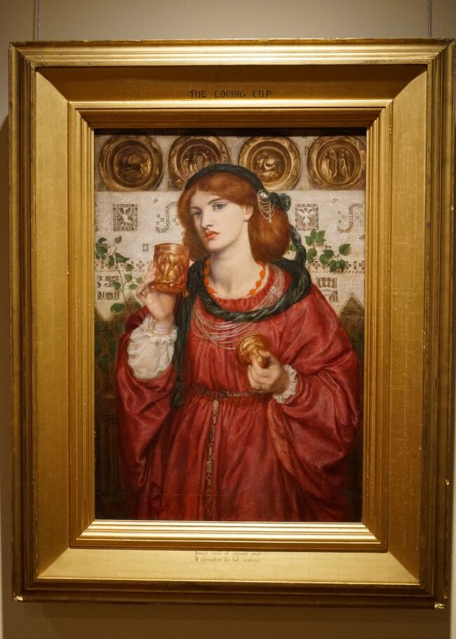 ダンテ・ガブリエル・ロセッティ「愛の杯」 1867年<br />1867年制作の本作品は、ロセッティの円熟期を代表する作品の一つです。画家であると同時に詩人でもあった彼は、聖書、ギリシャ神話をはじめダンテ、シェイクスピアらの作品に題材を得て、男性を破滅に導く「ファム・ファタール」の登場するいかにもロマン主義的で詩想豊かな作品を描きました。女性関係にも華やかであったロセッティは、物語のヒロインに対する自分自身のイメージを表現するために、好んでモデルに女友達や愛人を用いました。本作品のモデルはアレクサ・ワイルディングで、彼女は1865年の春以来ロセッティの作品に登場しています。