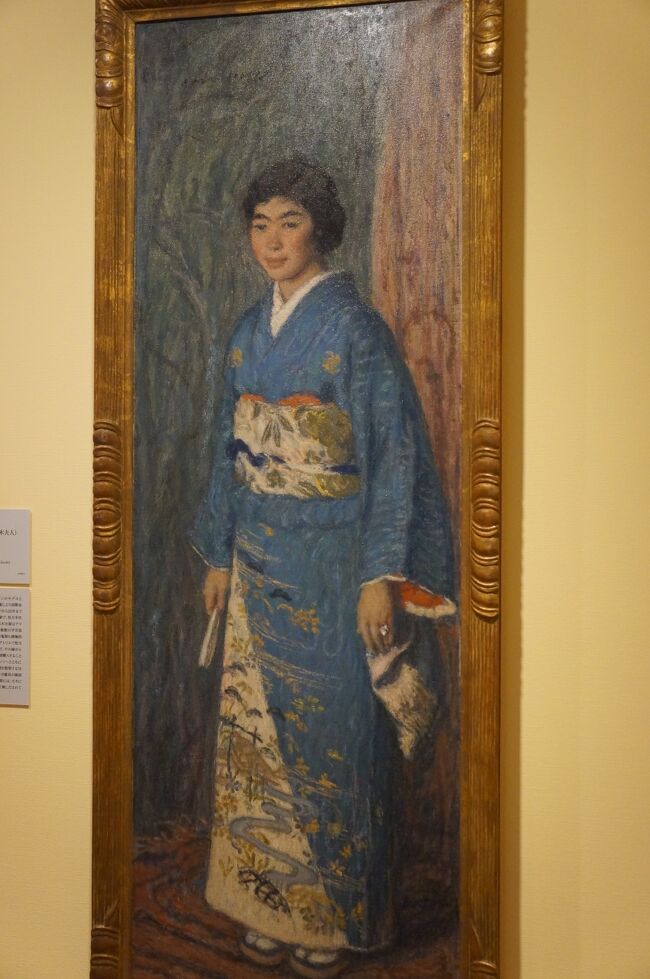 エドモン=フランソワ・アマン=ジャン「日本婦人の肖像（黒木夫人）」1922年<br />黒木竹子は、大蔵省の委嘱により国際金融情勢を調査する目的でパリに滞在していた黒木三次の妻で、松方幸次郎の姪にあたります。黒木夫妻は画架や美術関係者と親しく、美術品を積極的に蒐集しました。ジヴェルニーのアトリエで松方にモネを引き合わせたのも彼らで、松方は多数の作品を画架から直接購入することになります。アマン＝ジャンが和服姿の竹子を描いた背景には、モネにも通じる当時の日本趣味が色濃く反映されています。