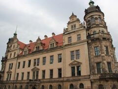 広場からトラムが走る道を渡って北に歩くと、ドレスデン城があります。この建物の裏です。