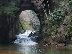 高速道路から下道へ降りて、はるばる山の中。
無事に濃溝の滝に到着です。