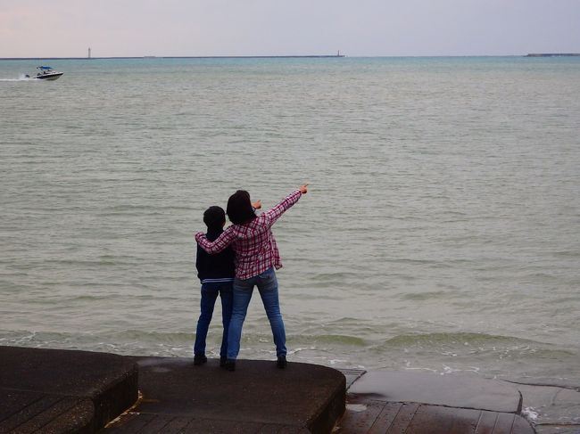 朝のさんぽ。<br />この親子、ダダ曇りの海に向かって、何を叫んでいるのやら…。