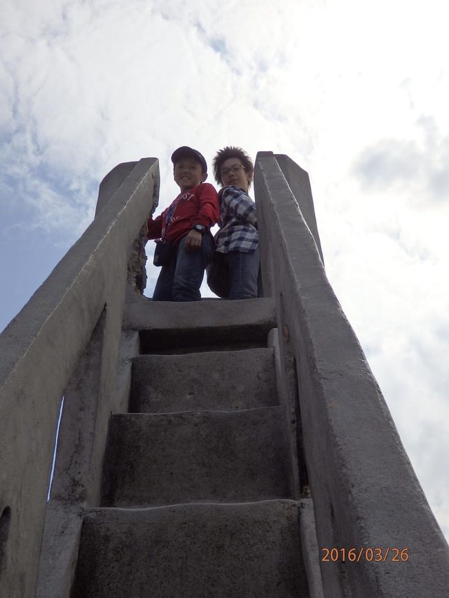 階段の幅が狭く、段差も高いので　かなり注意して<br />のぼらないと危険ですよ（笑）