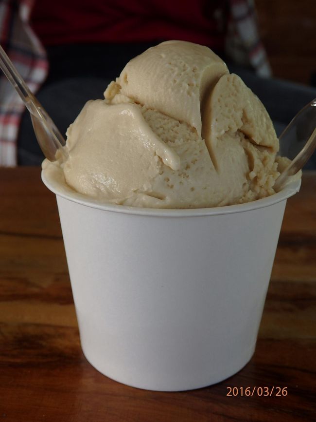 息子たちがチャリで走り回ってるあいだ、母たちは黒糖ミルクジェラートで休憩。