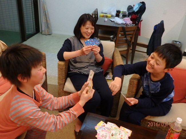 そして、今日も恒例?のトランプ大会。<br />大富豪で大盛り上がり。<br />ロイヤルマリンパレスは、寝室が二つとリビングがあるので<br />二家族で泊まるのに最適ですよ。<br />こうして　二日目の夜も更けて行くのでありました。<br />後編へ続く…。