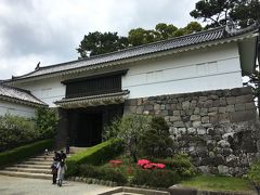 本丸に入る、常盤木門です。

城内で最も大きな門です。