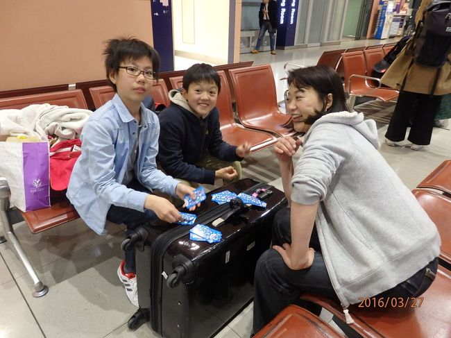 シャトルバスを待を待つ間、またまた　大富豪で盛り上がりました。<br />この後、ピンチが訪れるともしらずに.....。