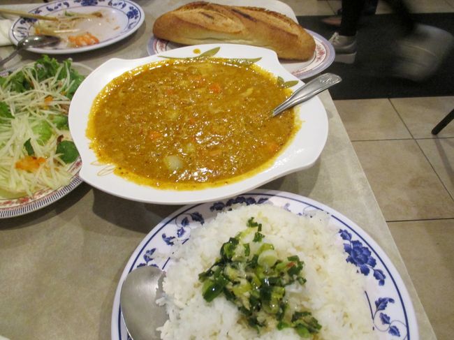 蟹カレーと青パパイヤのサラダをシェアします。<br />美味しいですね。