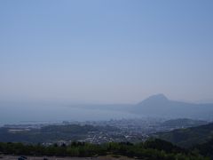 途中、別府の美しい眺めを見るために別府湾ＳＡに立ち寄りました。
いい眺めです。
いつかは絶対に、別府温泉と湯布院にのんびり泊まりに来たいです。
ずっとずっと行きたいと思ってガイドブックも買って読み込んではいるんですが、連休ともなるとどこもいっぱいで金額もちょっとお高めなので中々行けないでいるんですよね。

今年こそ行けるといいのですが。