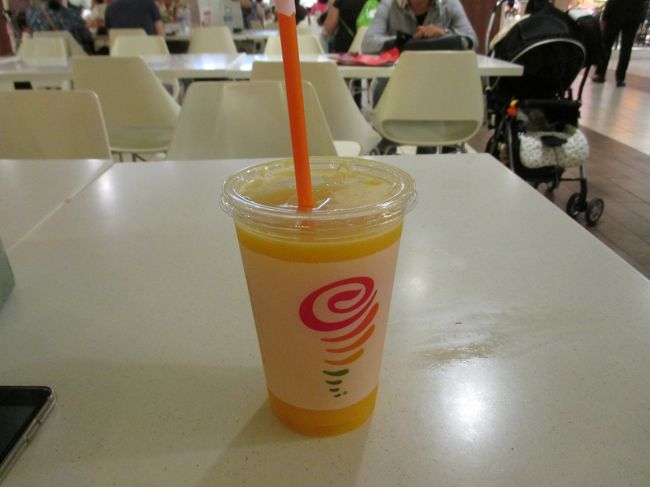 オレンジジュース。買い物終了で一休み。