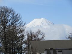 三ッ峠山頂下の広場から一瞬富士山が現れました。
まわりの皆様も大変喜んでいました。