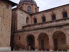 ドカーレ宮殿
現在　Palazzo Ducale Urbino 
国立マルケ美術館となってます。
６．５ユーロ　入場券

こちらは　私たちにも安心。　毎日開いていて、（いつも　開いてない場合が多いんで）
クリスマス以外　
月曜だけ８：３０〜１４：００
あとは８：３０〜１９：１５　