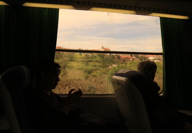 車内の様子。１クラスは１・２の席。<br />10駅ほど停車、途中駅で乗り降りする人は多かった。<br />車内はフリーWi-Fiの環境あり、スマホで退屈もしない。