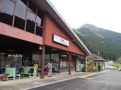 登山者ばかりの正丸駅。