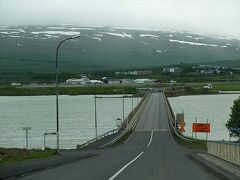 アイスランドの北東部方面から行くと、ラーガルフリョゥト湖に架かるこんな橋を渡った向こう側(東岸)に見えてくるのがエイイルススタジルの街。
画像左奥にはエイイルススタジル空港も見えています。
この時点で時刻は午後の７時１５分。

エイイルススタジルは、東アイスランドの商業、農業、工業の中心都市で人口は２千人ほど。
元々は小さな集落だったのが、近年になってから急速に発展したのだそう。
アイスランドを一周するリング・ロード(1号線)のちょうど中間地点にもなっています。