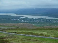 この旅の計画を始めた時には、東アイスランドで一番大きな町のエイイルススタジルに宿を取ろうかと思ったんですが、そこから一山越えたセイジスフィヨルズゥルの村に泊まることにしたSUR SHANGHAIたち。

これは、その道筋となる93号線から見下ろしたエイイルススタジルの町とラーガルフリョゥト湖。
ラーガルフリョゥト湖は、同名の川が作り上げた長さ25?の細長い湖で、アイスランドでは3番目に大きい湖。
その源流はヴァトナヨークトル氷河で、エイイルススタジルの街でまた川となって海へと注いでいます。
この画像だと、左手が南の上流側。

この湖には言い伝えがあって、ラーガルフリョゥトルムリンと言う怪物がいるんだそうですよ。
霧に煙るその姿を見ていると、そんな話も本当に思えてくるから不思議。