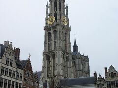 グローテマルクトに出ました。正面にアントワープの象徴とも言えるノートルダム大聖堂が聳（そび）え立っています。
塔の高さは１２３ｍ。天に突き刺さりそうな尖鋭なデザインです。
