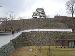 復元された土塀と二の丸の石垣、奥に本丸の石垣と天守が見えます。

胸が高鳴りますねー、この風景！