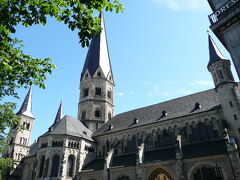 ミュンスター教会（ボン大聖堂）
Das Bonner Münster
現在の建物は1239年の火災後に再建されたもので、ラインラント後期ロマネスクの好例と言われています。五つの尖塔が並び立ち、重厚なシルエットを形づくっています。