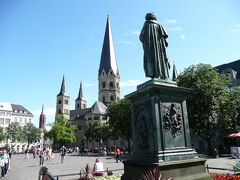 ミュンスター広場 / Münsterplatz
ベートーヴェン記念碑を後ろから見て、ミュンスター教会（ボン大聖堂）方面を見たところです。