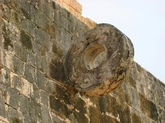 また、マヤ文明全般において球戯のゴールポストは、この写真の様な壁に組み込まれた輪の形が有名なのだが、ヤシュチラン遺跡のゴールポストは少し形が異なっている。

（写真：チチェン・イッツァ遺跡の球戯場のゴール／2012年撮影）
