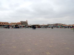 朝のフナ広場は少し店は出ているもののとても静かだ。