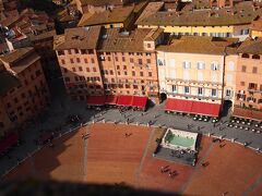 Piazza del Campo　毎年きてる　カンポ広場　シェナ！　今年は　寒い！

いきなり　マンジャの塔からの景色です。

太陽が　出ると　暑いけど　日陰に入ると　カーディガンじゃ　無理！

ライトダウン持ってきて　正解！　それでも　寒いけど