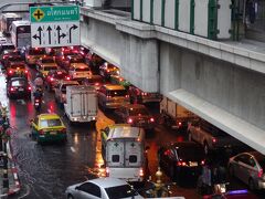 つぎの日～
きょうも基本的に雨模様。ということで、ラートプラオ駅からMRTに乗ってアソークのターミナル21へ来てみました。ここも車道には水たまりが…