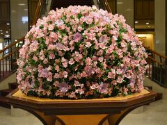おはようございます。
帝国ホテル東京、４月の装花はアナスタシアとアルストロメリアで、朝からもっこり。