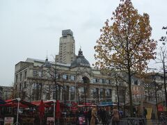 「ＨＩＬＴＯＮ」の文字が見えます。フルン広場（Groenplaats）です。
クリスマスマーケットが開いているので、にぎやかです。
