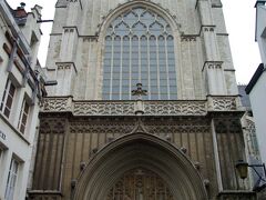 高く尖がった塔が目立つノートルダム大聖堂は、フルン広場にも入り口があります。
