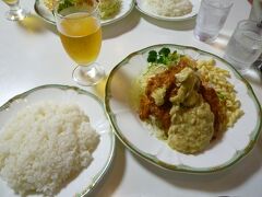 2日目の夕食は、宮崎名物チキン南蛮の名店「おぐら本店」
ひとまずホテルにチェックインして、駐車場に車をおいて出かけました。
狭い路地にある古びた食堂といった感じですが、すごく美味しかったです。