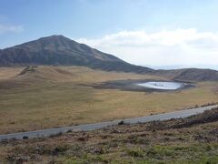 「草千里ヶ浜」
烏帽子岳の麓に広がる大草原。
小さな湖のようにみえるところは、雨水が溜まってできたといわれる池です。