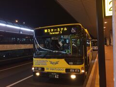 仕事をサクッと切り上げて、一度帰宅してからの成田空港。

アクセス特急、なかなか早いね。

ただ、今回は第３ターミナル。第２から意外と遠いし、楽をしたかったので、
ターミナル間を結ぶバスに乗車。