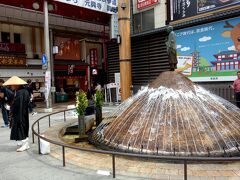 近鉄奈良駅へ13時半に到着！大阪の自宅からは約50分。
生駒経由で行くと京都よりも近い感じが。

駅前の行基菩薩の噴水の前に坊さんが。奈良っぽい。