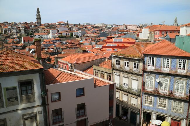 駅から徒歩５分、ポルト大聖堂広場からの見た街並み